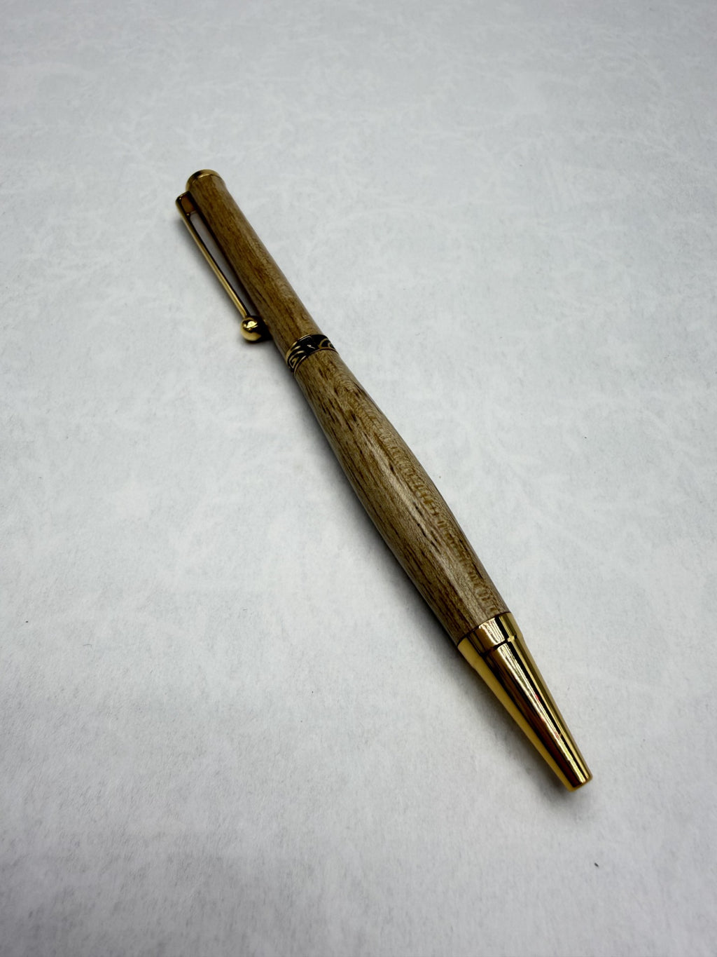 Stylo en bois Noyer artisanal plaqué or 24k – fait main Atelier Bois & Lueur, mécanisme quart tournant