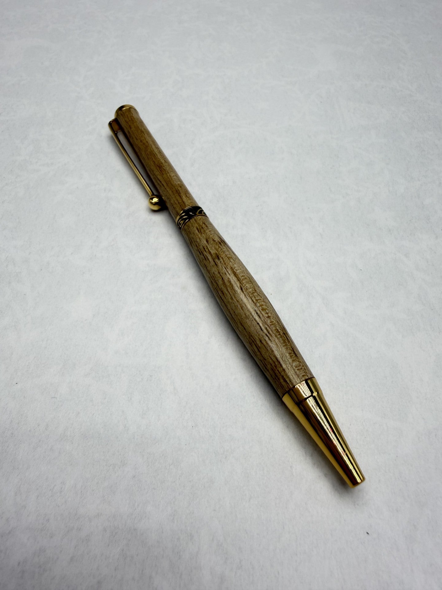 Stylo en bois Noyer artisanal plaqué or 24k – fait main Atelier Bois & Lueur, mécanisme quart tournant