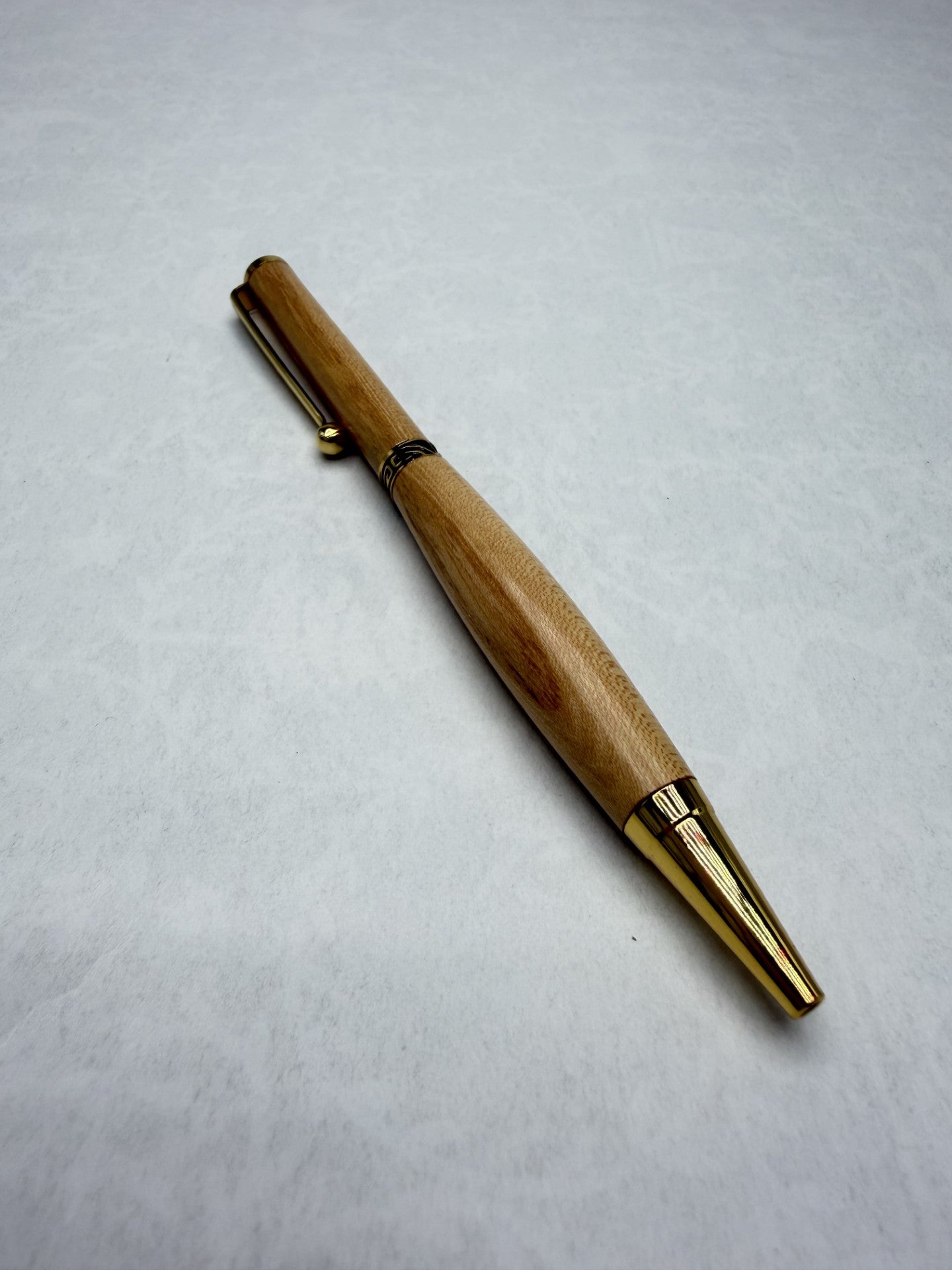 Stylo en bois d’Orme artisanal – Plaqué or 24k | Quart tournant & Recharge Cross