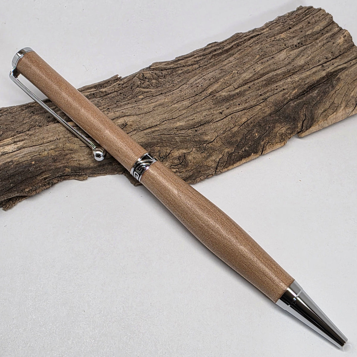 Stylo bille artisanal en bois d’Aulne