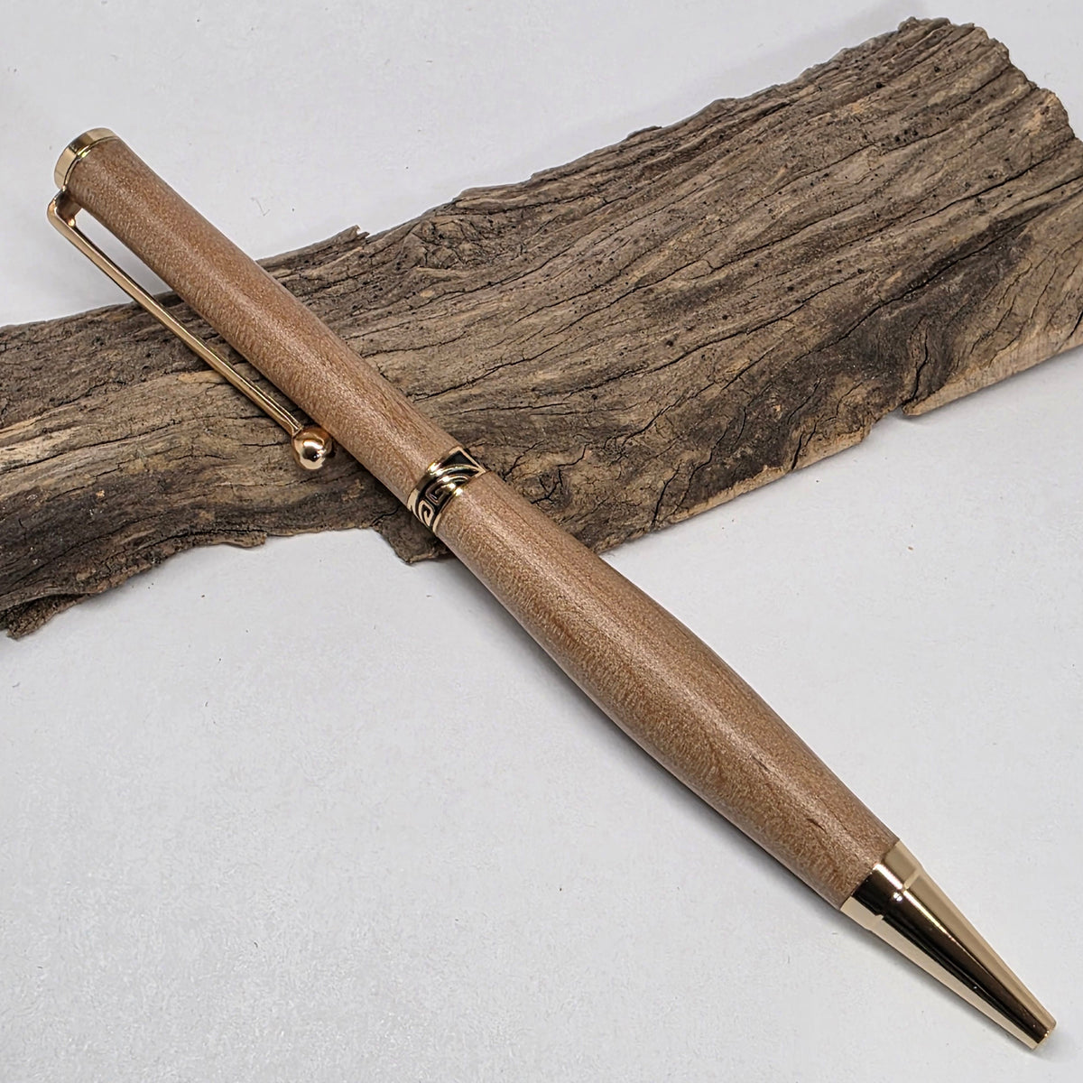 Stylo bille artisanal en bois d’Aulne