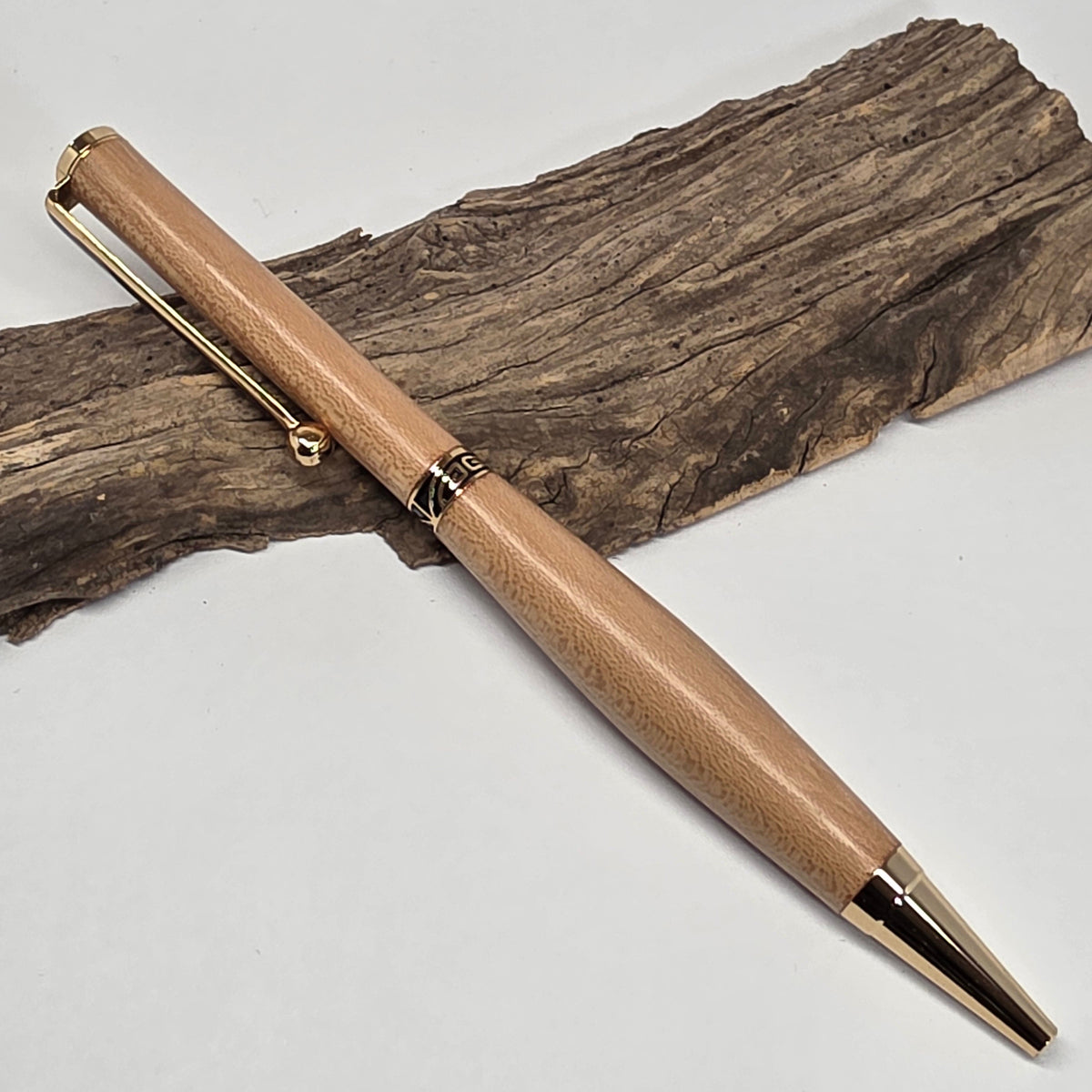 Stylo bille artisanal en bois d’Orme