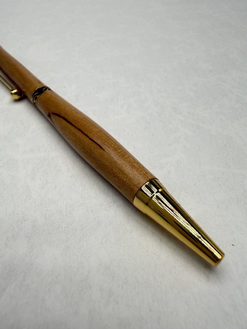 Stylo en bois Aulne artisanal – Plaqué or 24k | Quart tournant & Recharge Cross