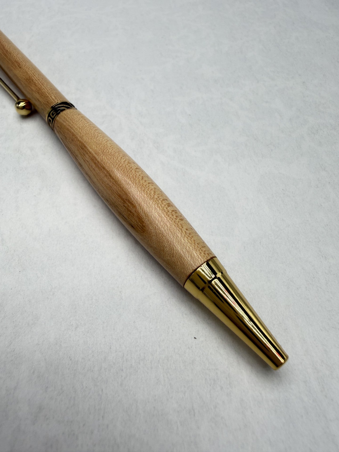 Stylo en bois d’Orme artisanal – Plaqué or 24k | Quart tournant & Recharge Cross