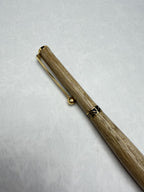 Clip et finitions or 24k sur stylo bille en bois Noyer artisanal – polissage extrême