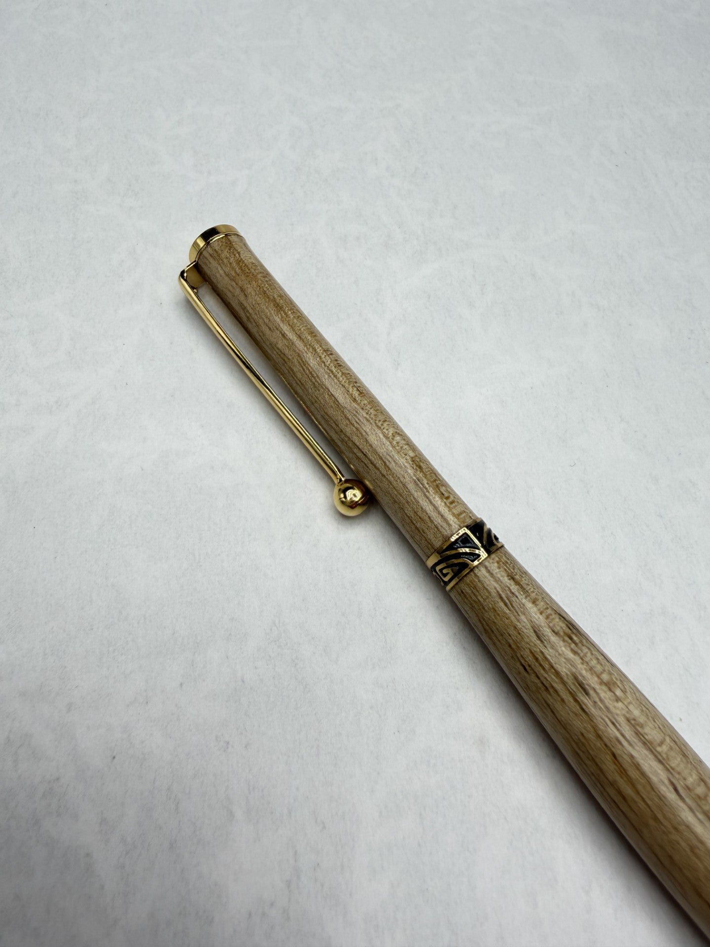 Clip et finitions or 24k sur stylo bille en bois Noyer artisanal – polissage extrême