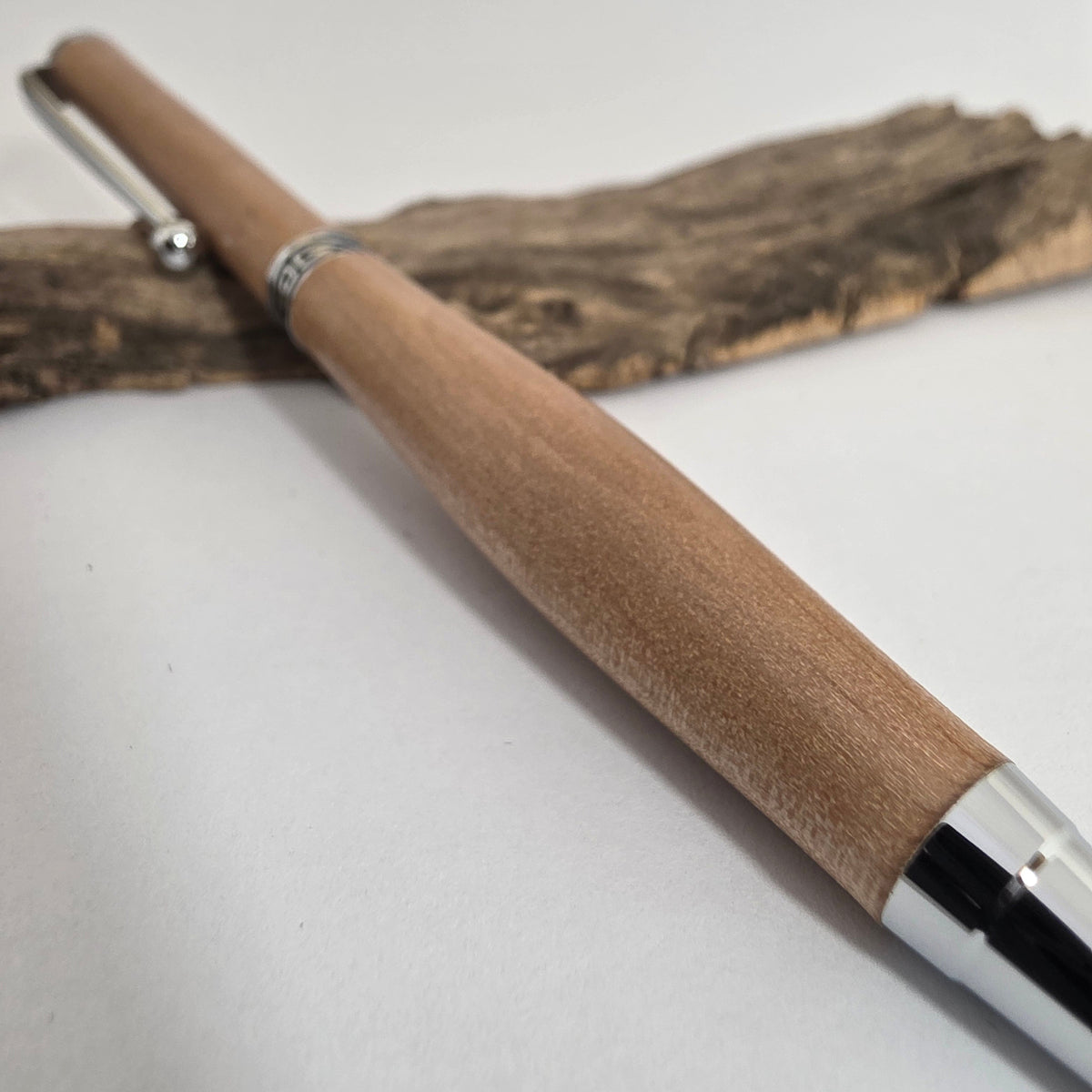 Stylo bille artisanal en bois d’Aulne