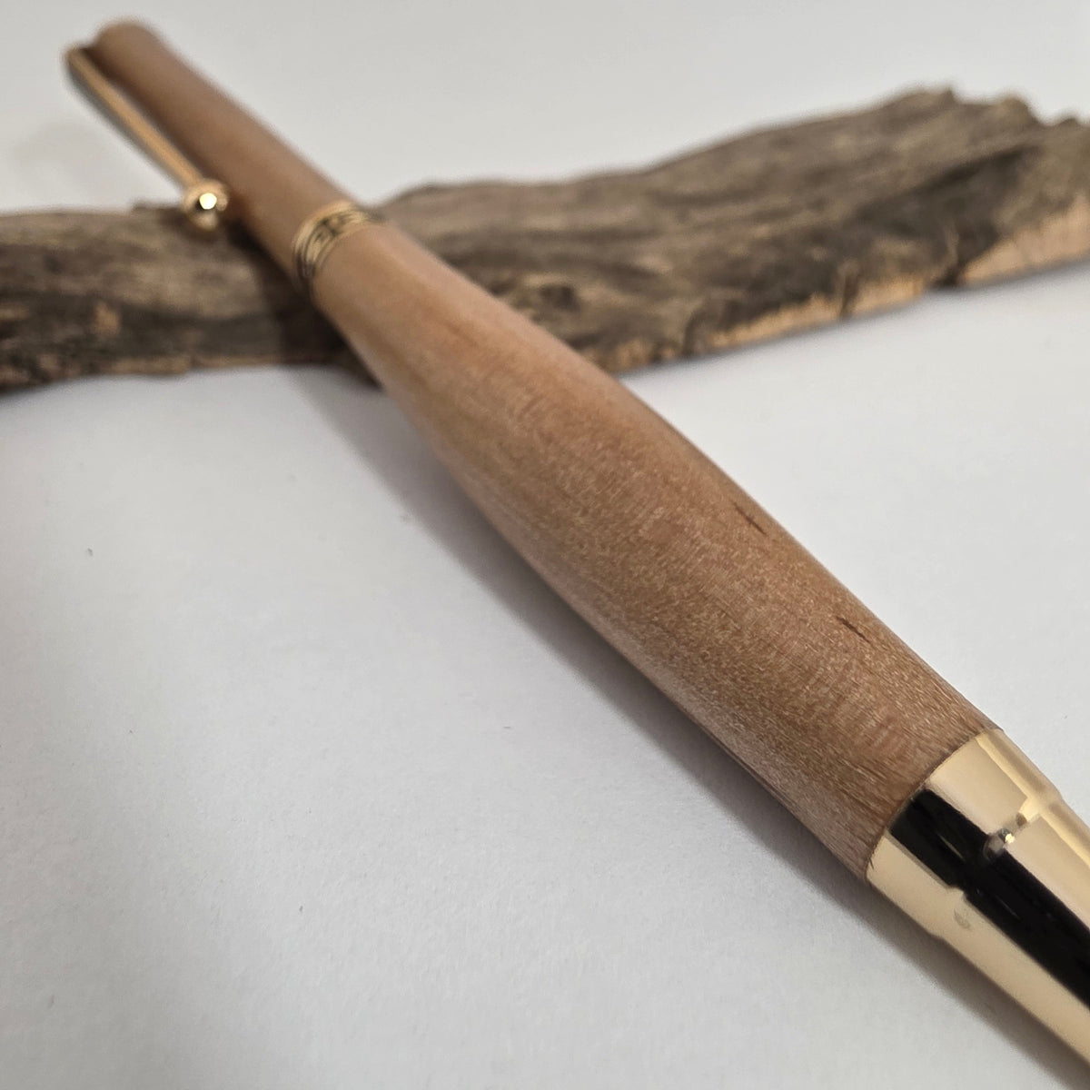 Stylo bille artisanal en bois d’Aulne