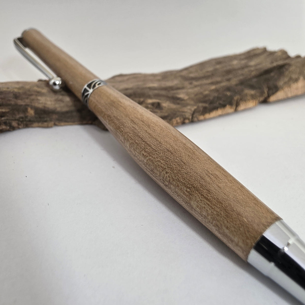 Stylo bille artisanal en bois de Noyer