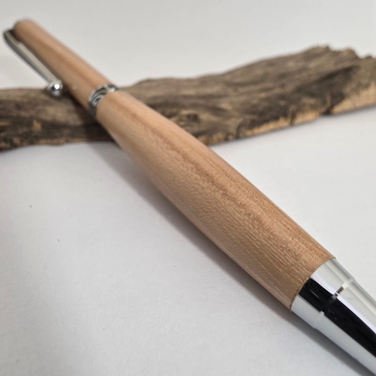 Stylo bille artisanal en bois d’Orme