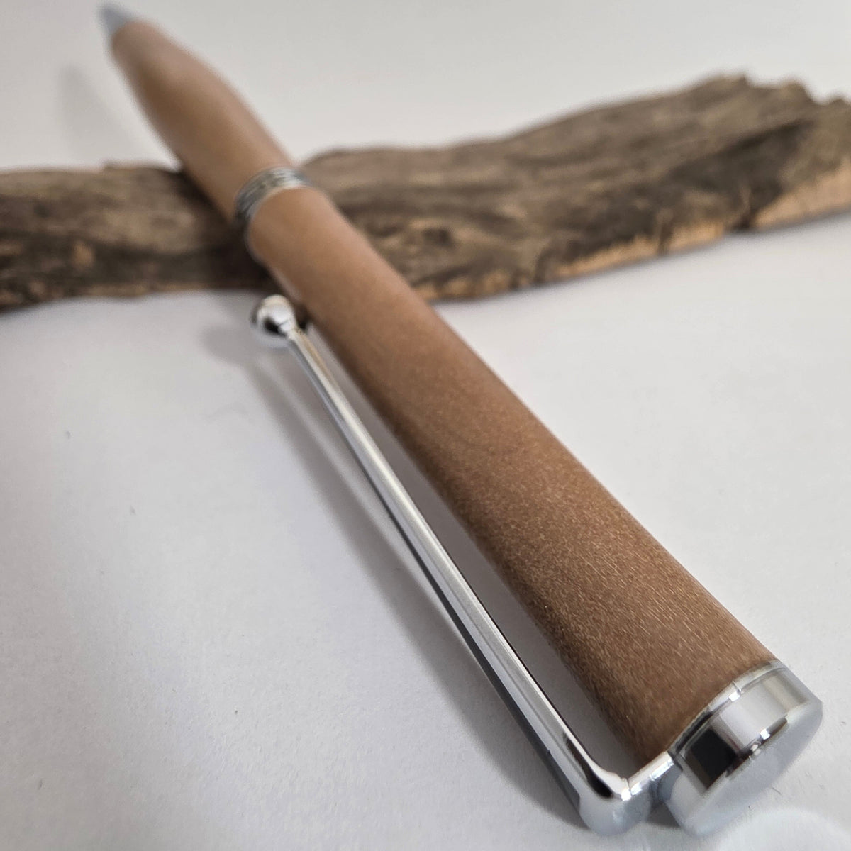 Stylo bille artisanal en bois d’Aulne