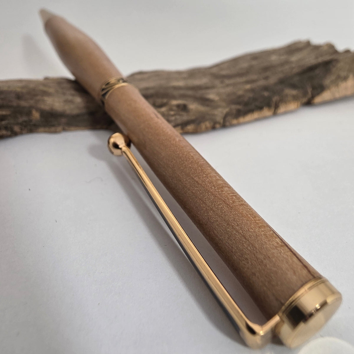Stylo bille artisanal en bois d’Aulne