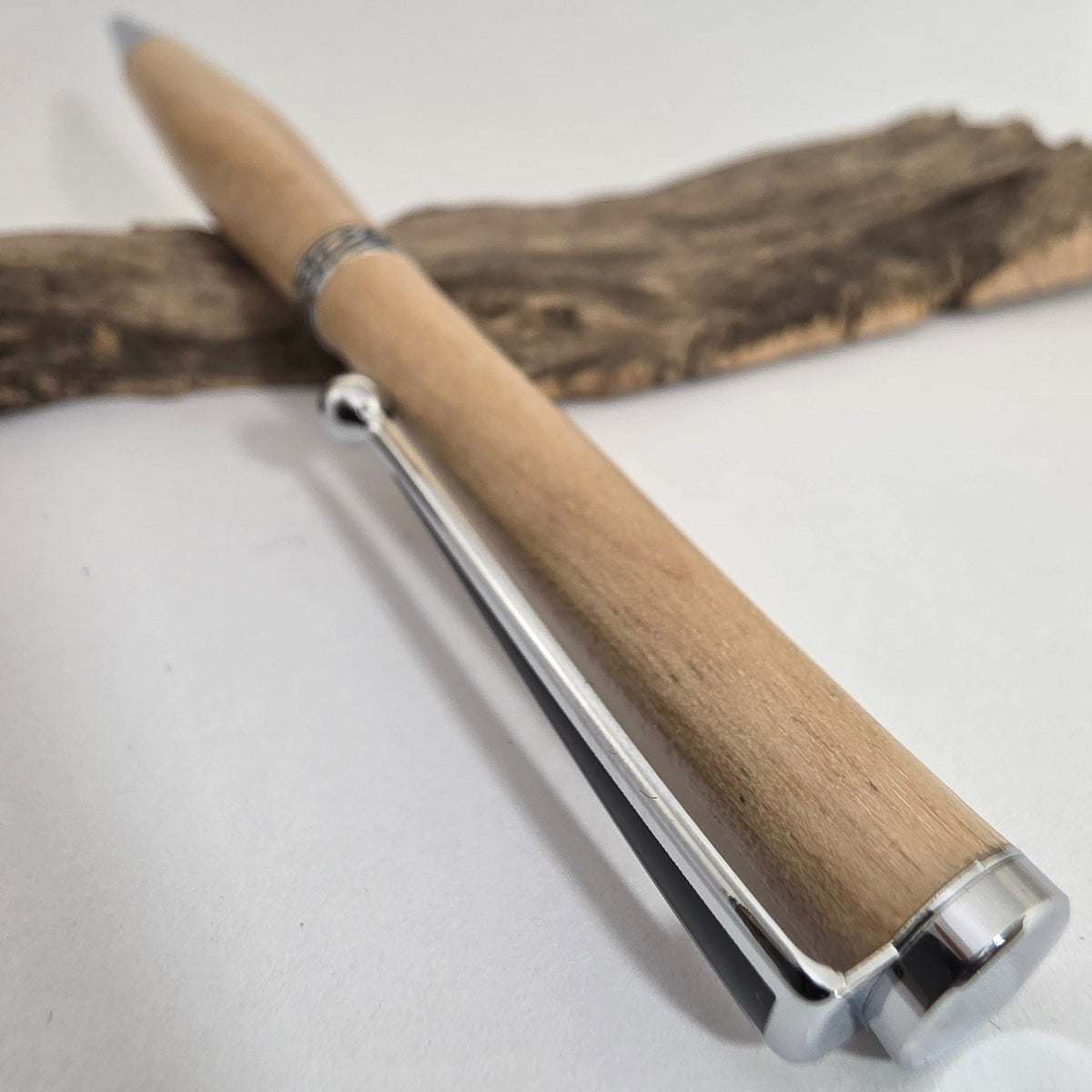 Stylo bille artisanal en bois de Bouleau