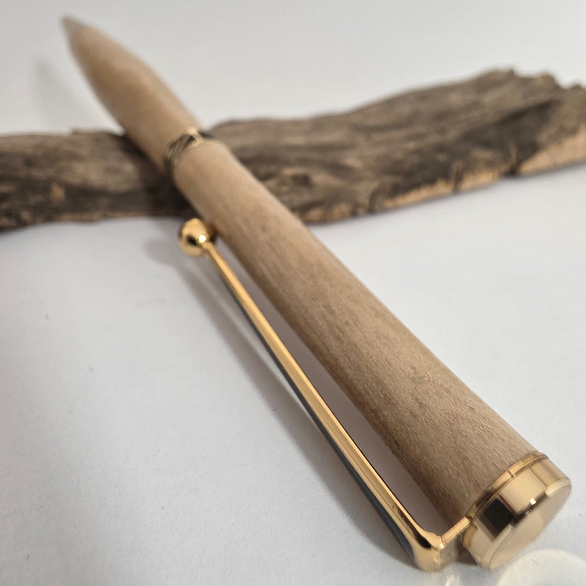 Stylo bille artisanal en bois de Bouleau