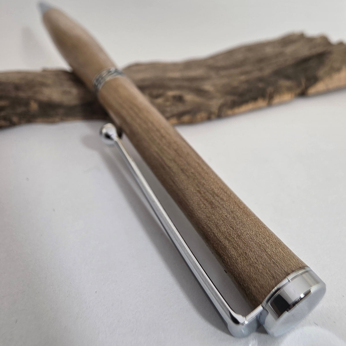 Stylo bille artisanal en bois de Noyer