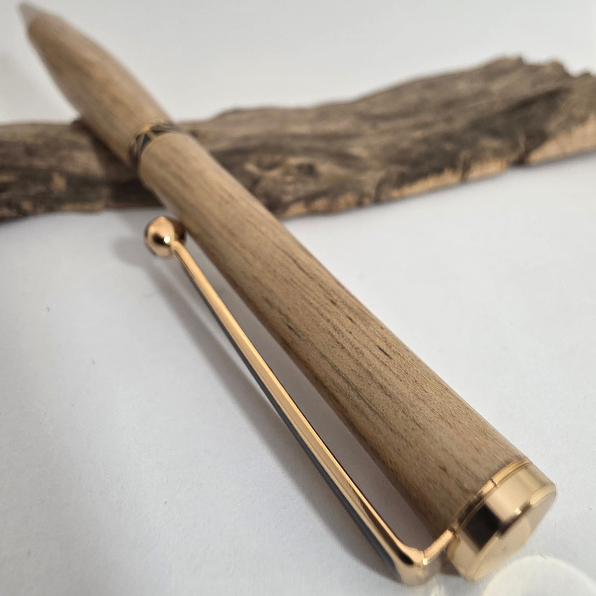 Stylo bille artisanal en bois de Noyer