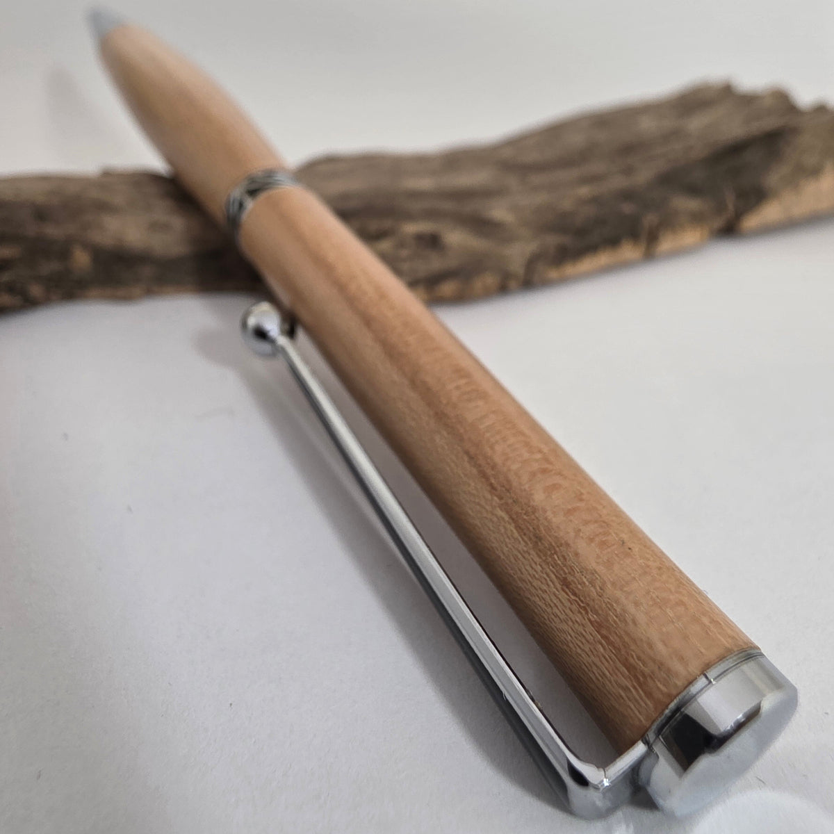 Stylo bille artisanal en bois d’Orme