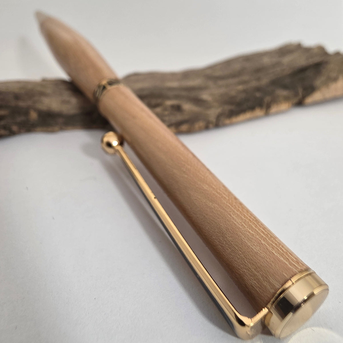 Stylo bille artisanal en bois d’Orme