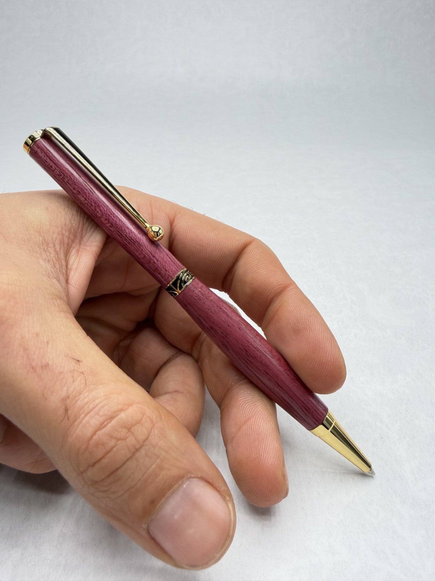 Stylo en bois Amarante artisanal – Plaqué or 24k | Quart tournant & Recharge Cross