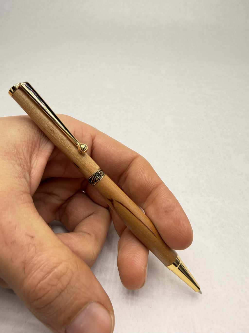 Stylo en bois Aulne artisanal – Plaqué or 24k | Quart tournant & Recharge Cross