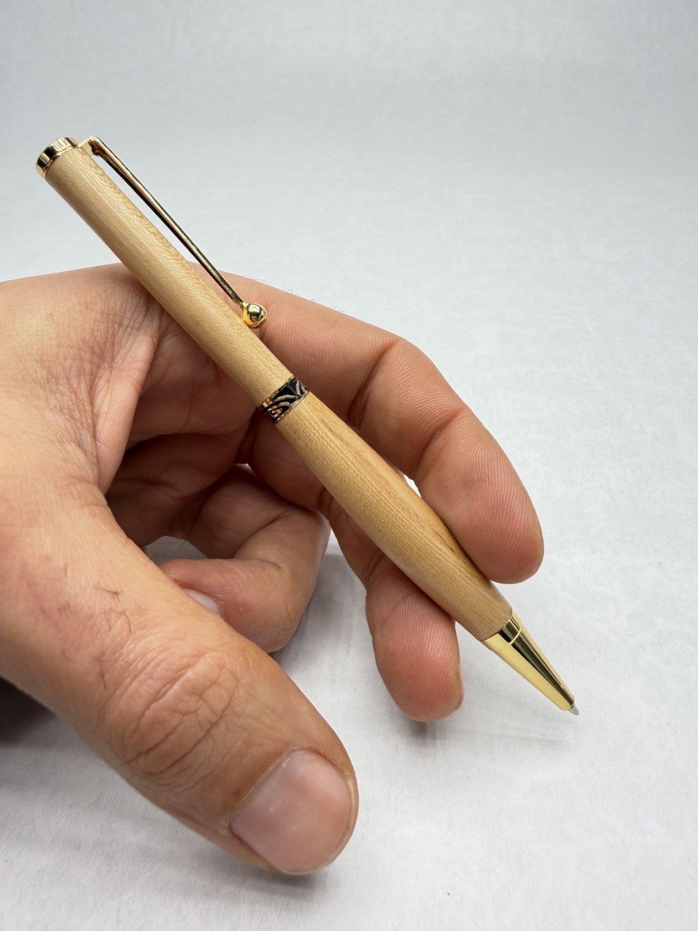 Stylo en bois d’Orme artisanal – Plaqué or 24k | Quart tournant & Recharge Cross