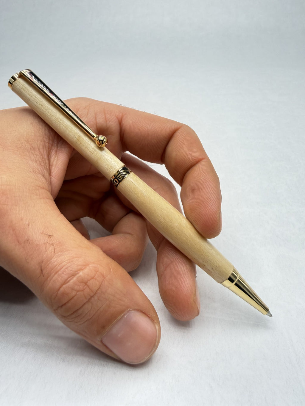 Stylo en bois Bouleau artisanal – Plaqué or 24k | Quart tournant & Recharge Cross