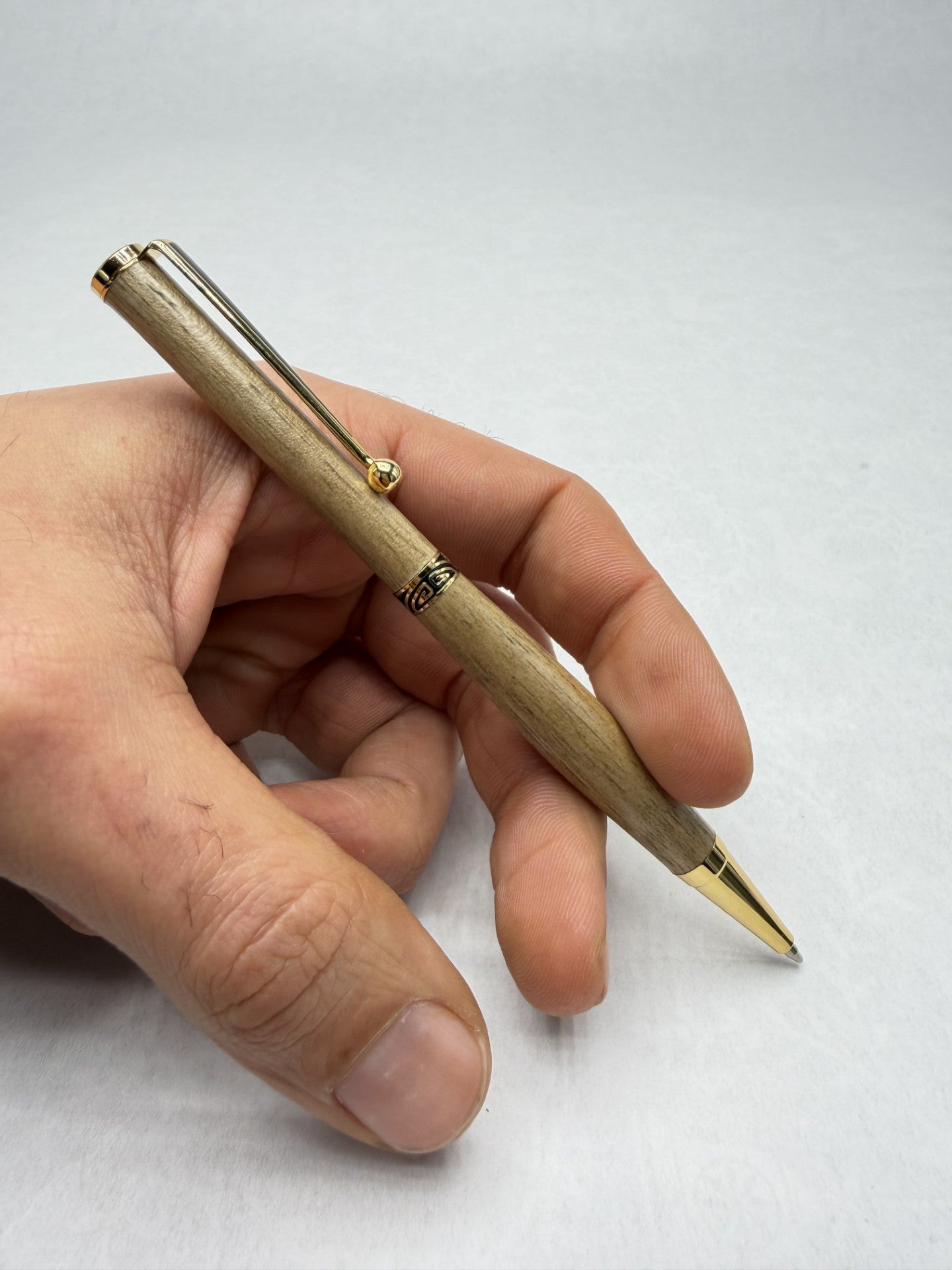 Stylo bille en bois Noyer fait main en main – écriture premium, rechargeable Cross