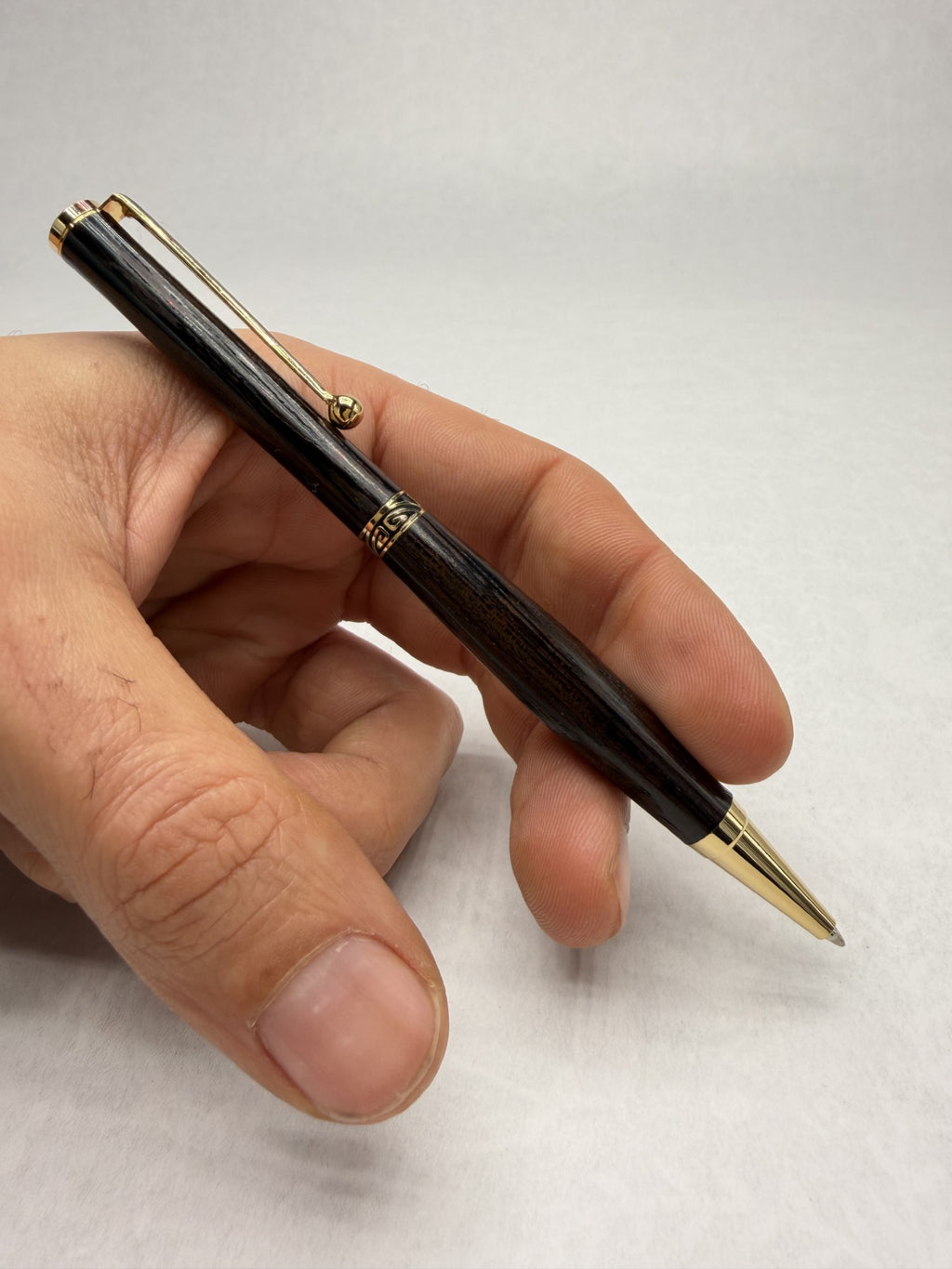 Stylo en bois Wengué artisanal – Plaqué or 24k | Quart tournant & Recharge Cross