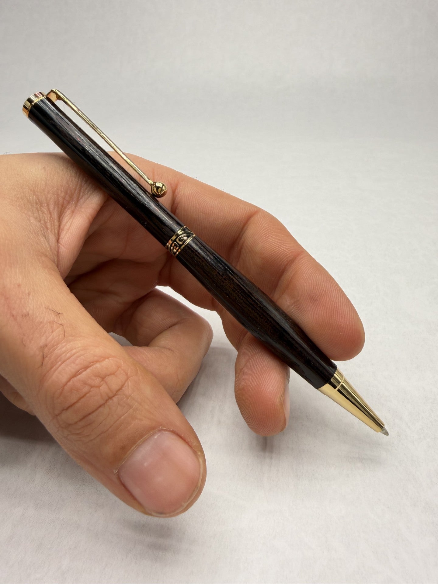 Stylo en bois Wengué artisanal – Plaqué or 24k | Quart tournant & Recharge Cross