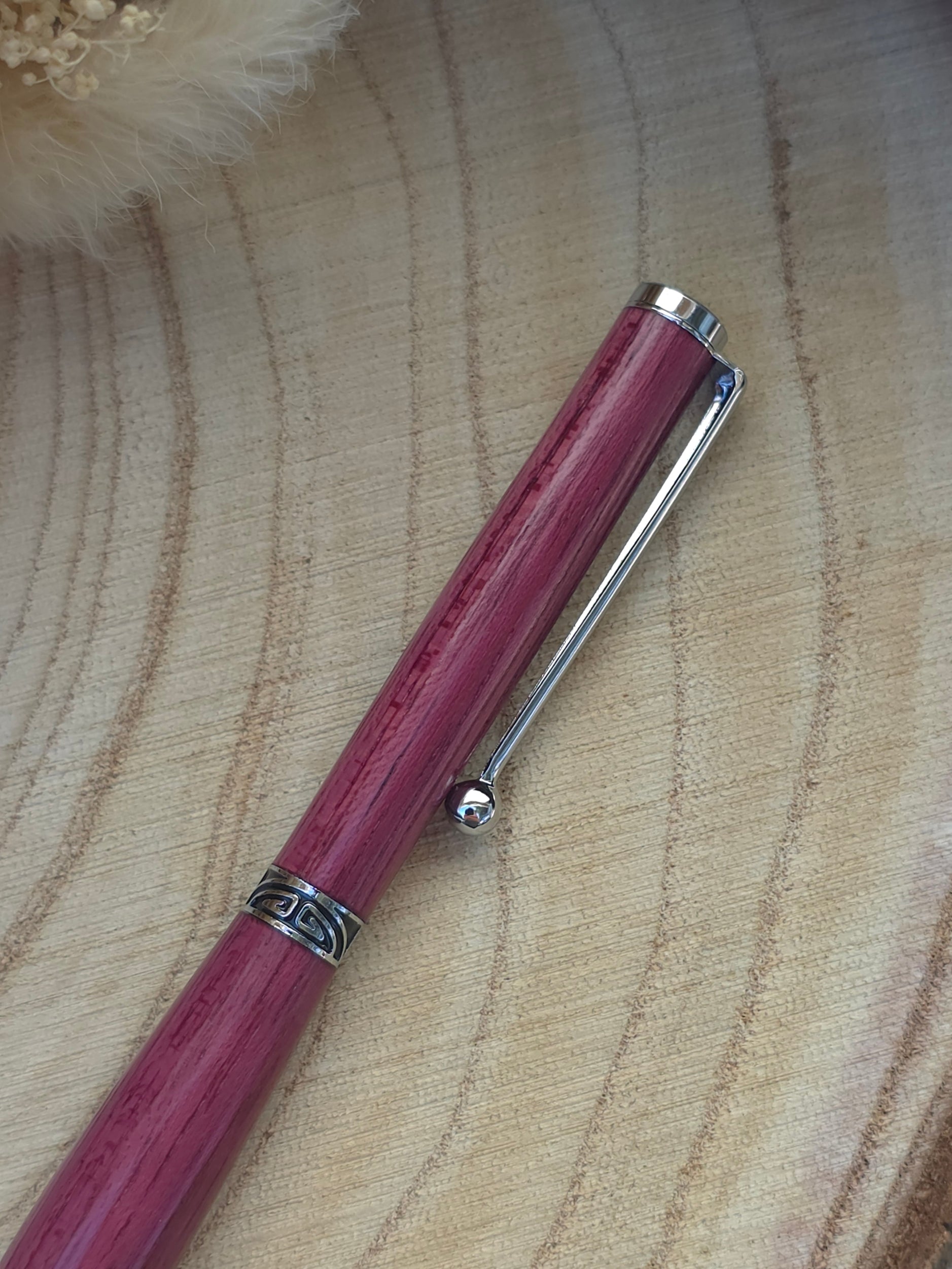 Stylo bille artisanal en bois d’Amarante — quart-tournant — plaqué chrome