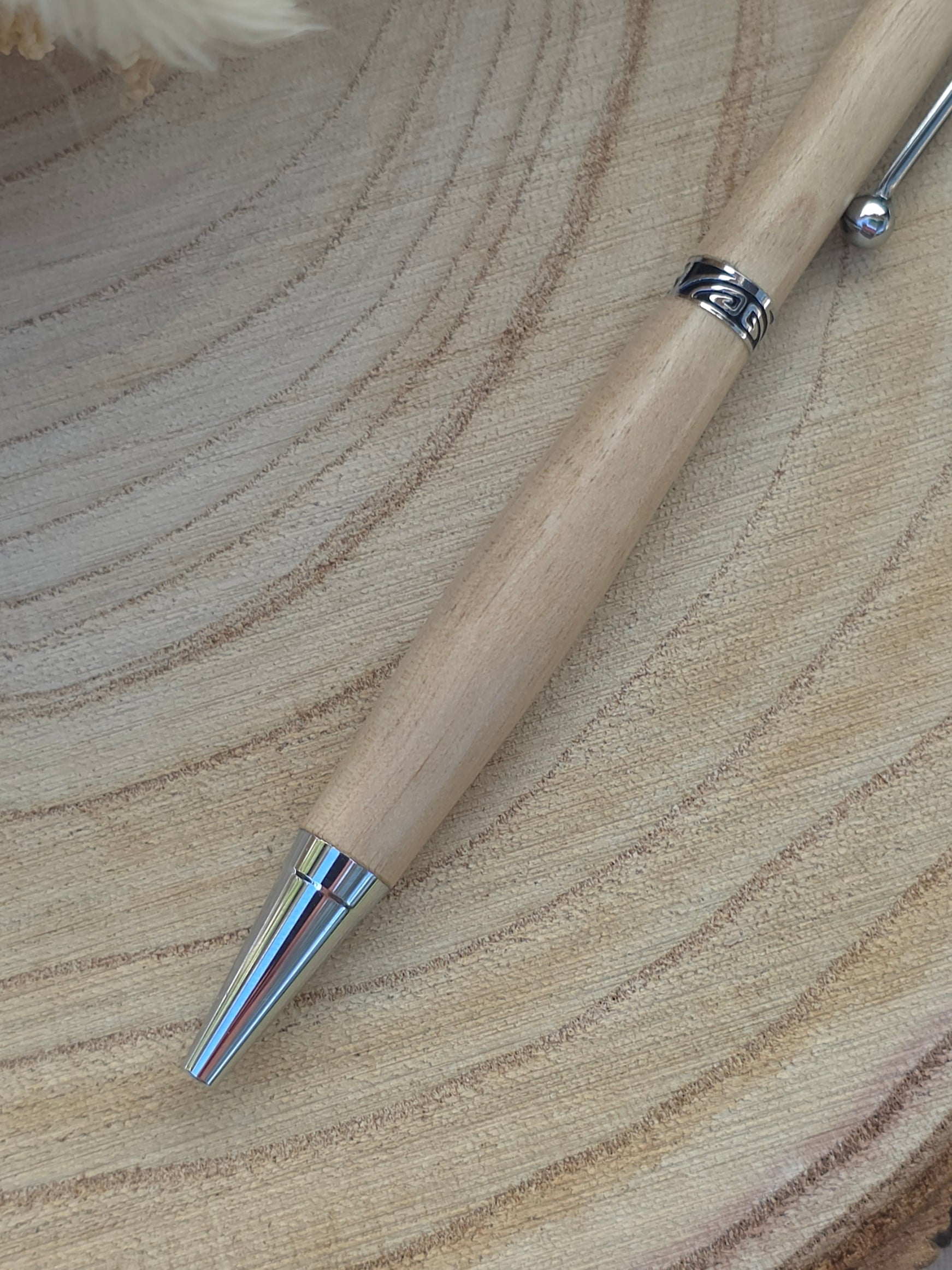 Stylo bille artisanal en bois de Bouleau — quart-tournant — plaqué chrome