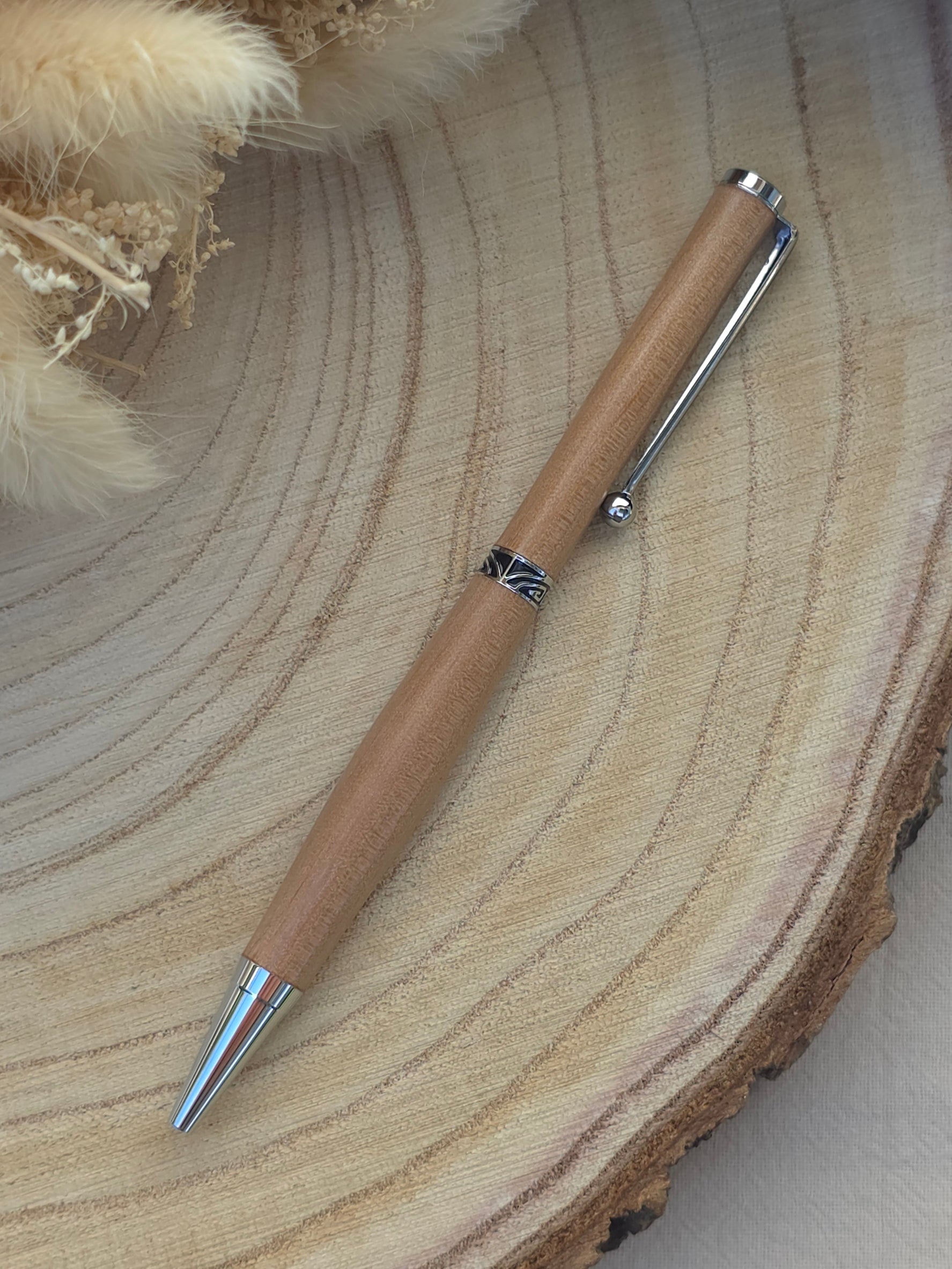 Stylo bille artisanal en bois d’Aulne