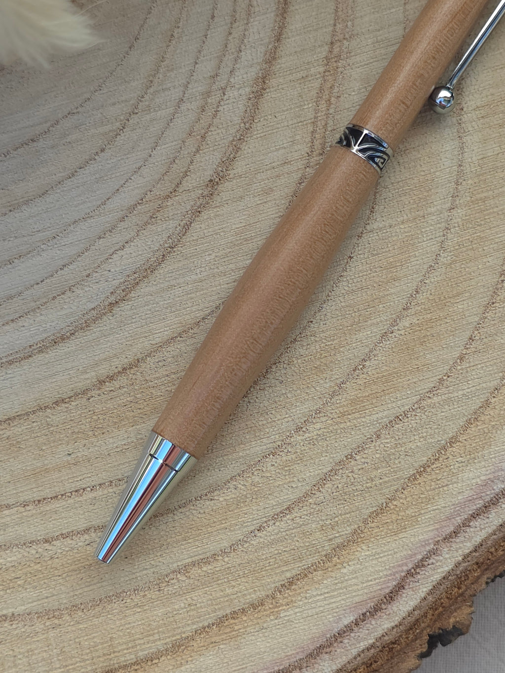 Stylo bille artisanal en bois d’Aulne