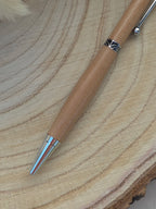 Stylo bille artisanal en bois d’Aulne