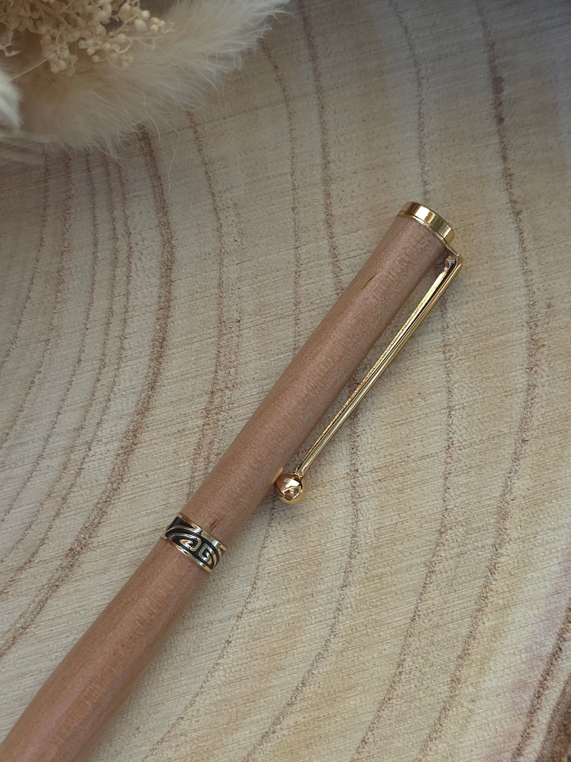 Stylo bille artisanal en bois d’Aulne