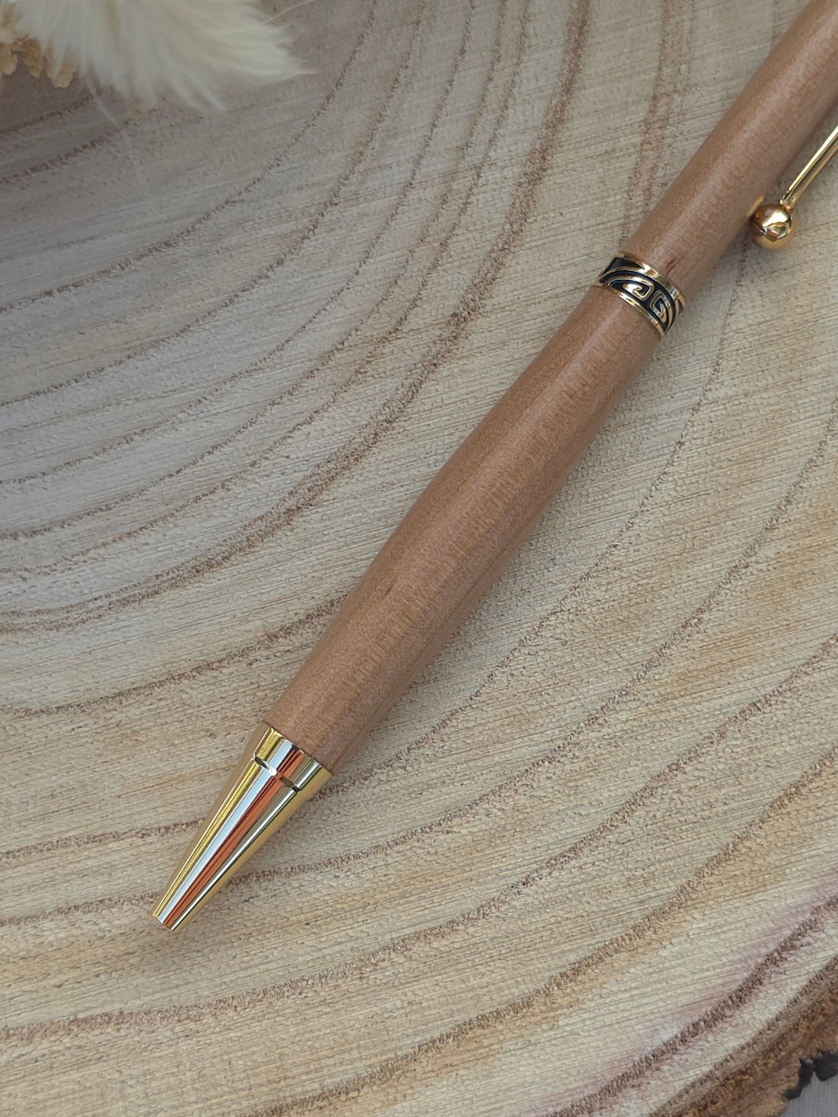 Stylo bille artisanal en bois d’Aulne