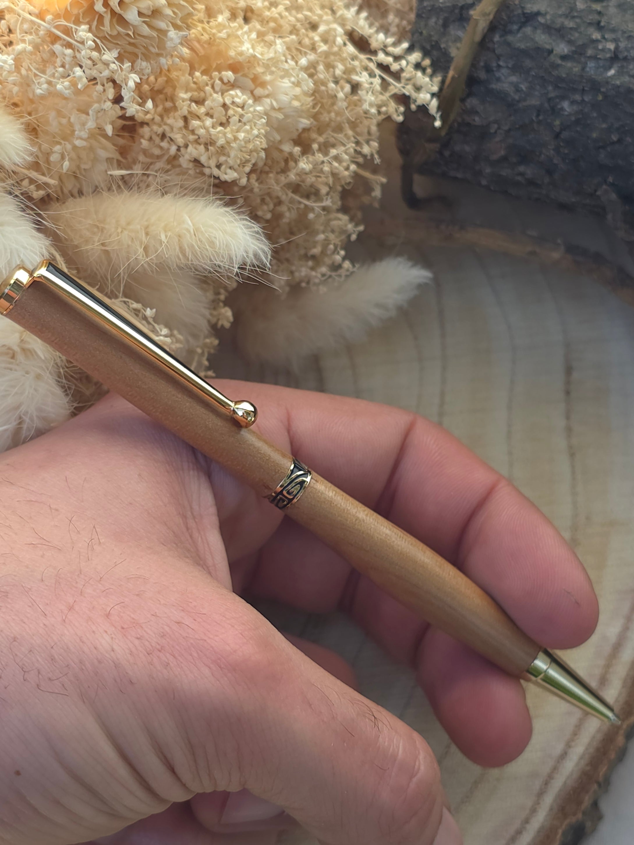 Stylo bille artisanal en bois d’Aulne