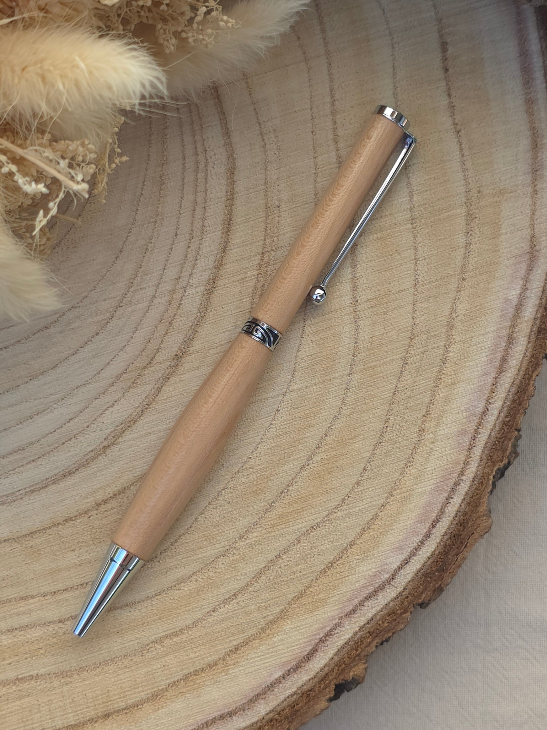 Stylo bille artisanal en bois d’Orme