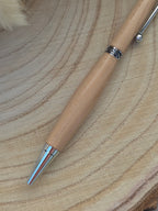 Stylo bille artisanal en bois d’Orme