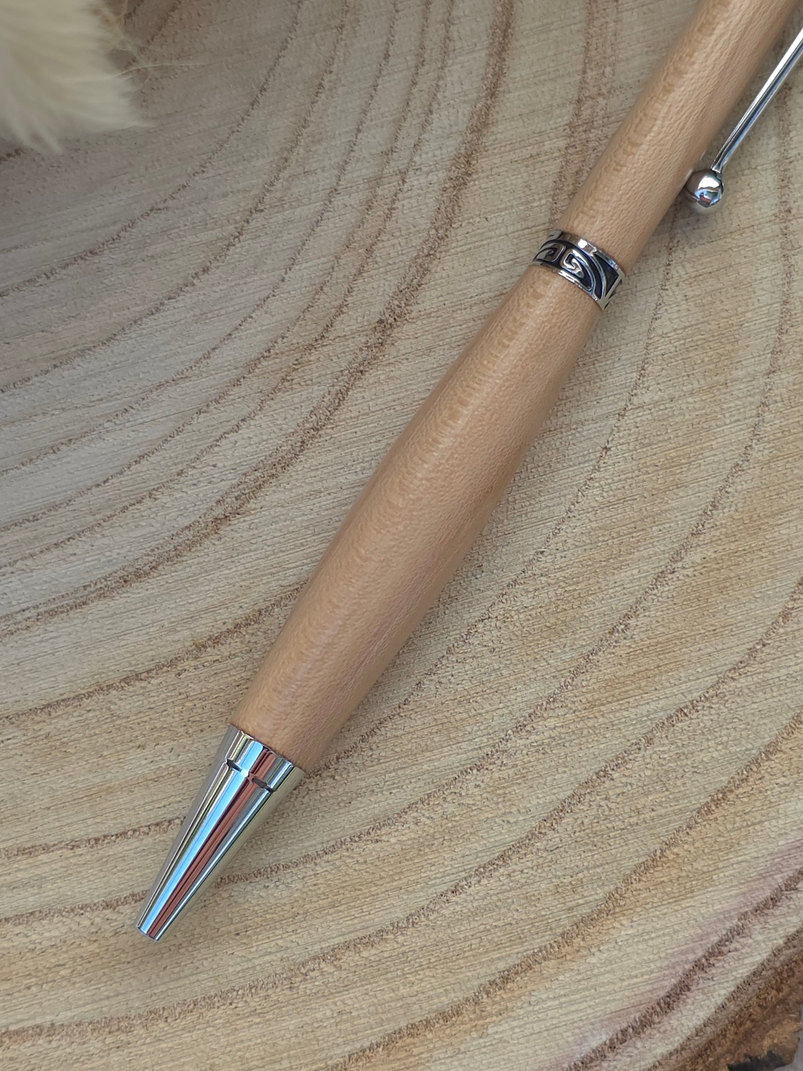 Stylo bille artisanal en bois d’Orme