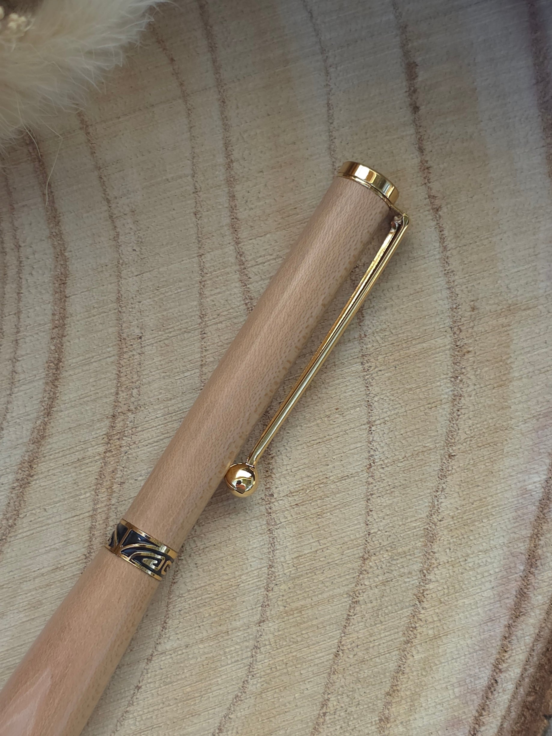 Stylo bille artisanal en bois d’Orme