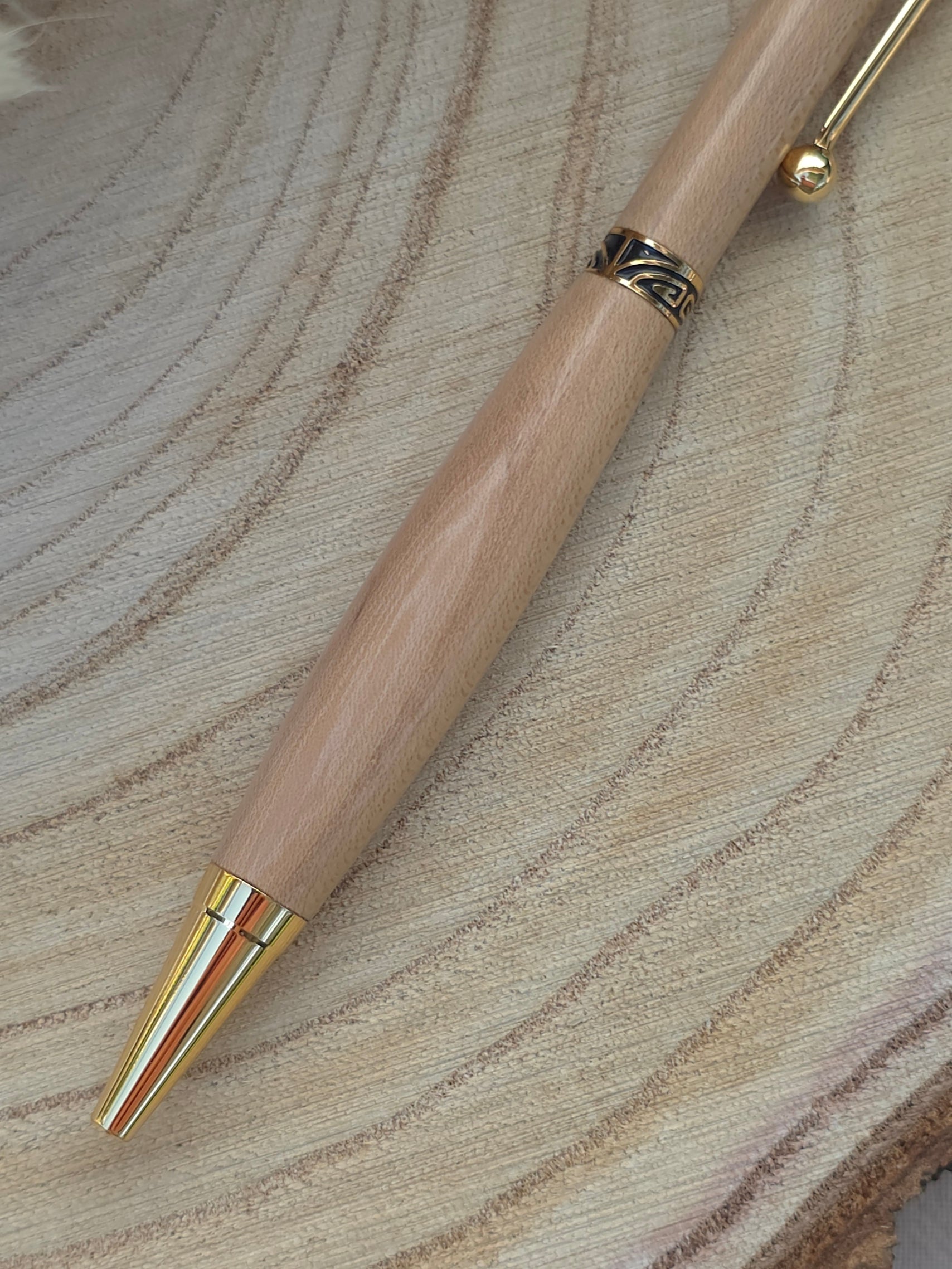 Stylo bille artisanal en bois d’Orme
