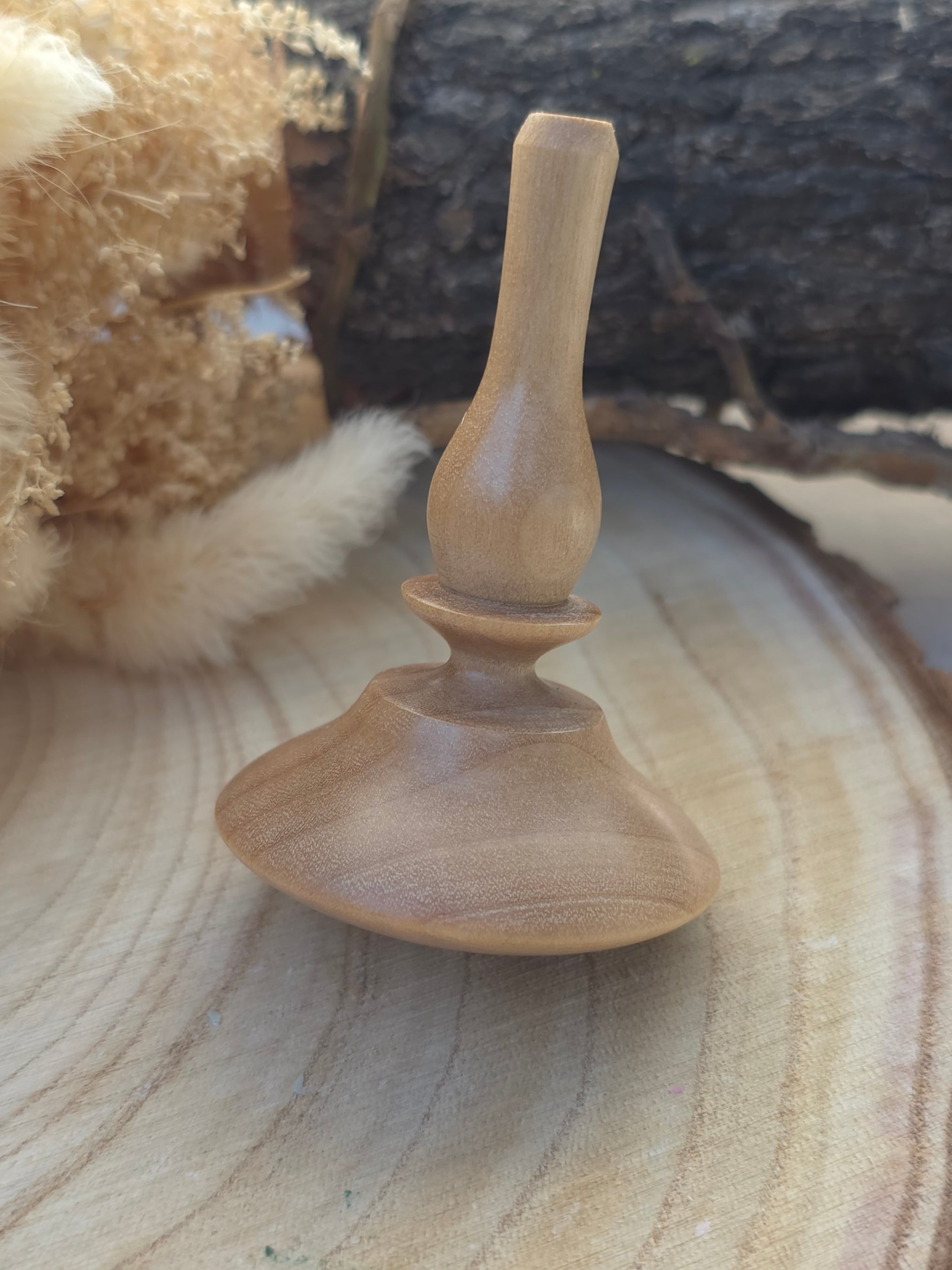 Toupie en bois tournée à la main