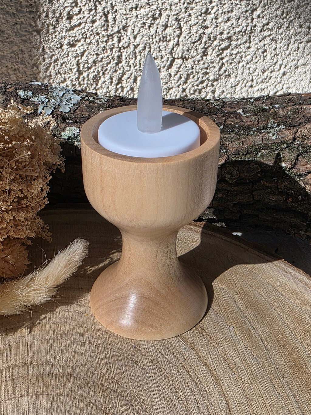 Petit bougeoir en bois tourné avec bougie LED