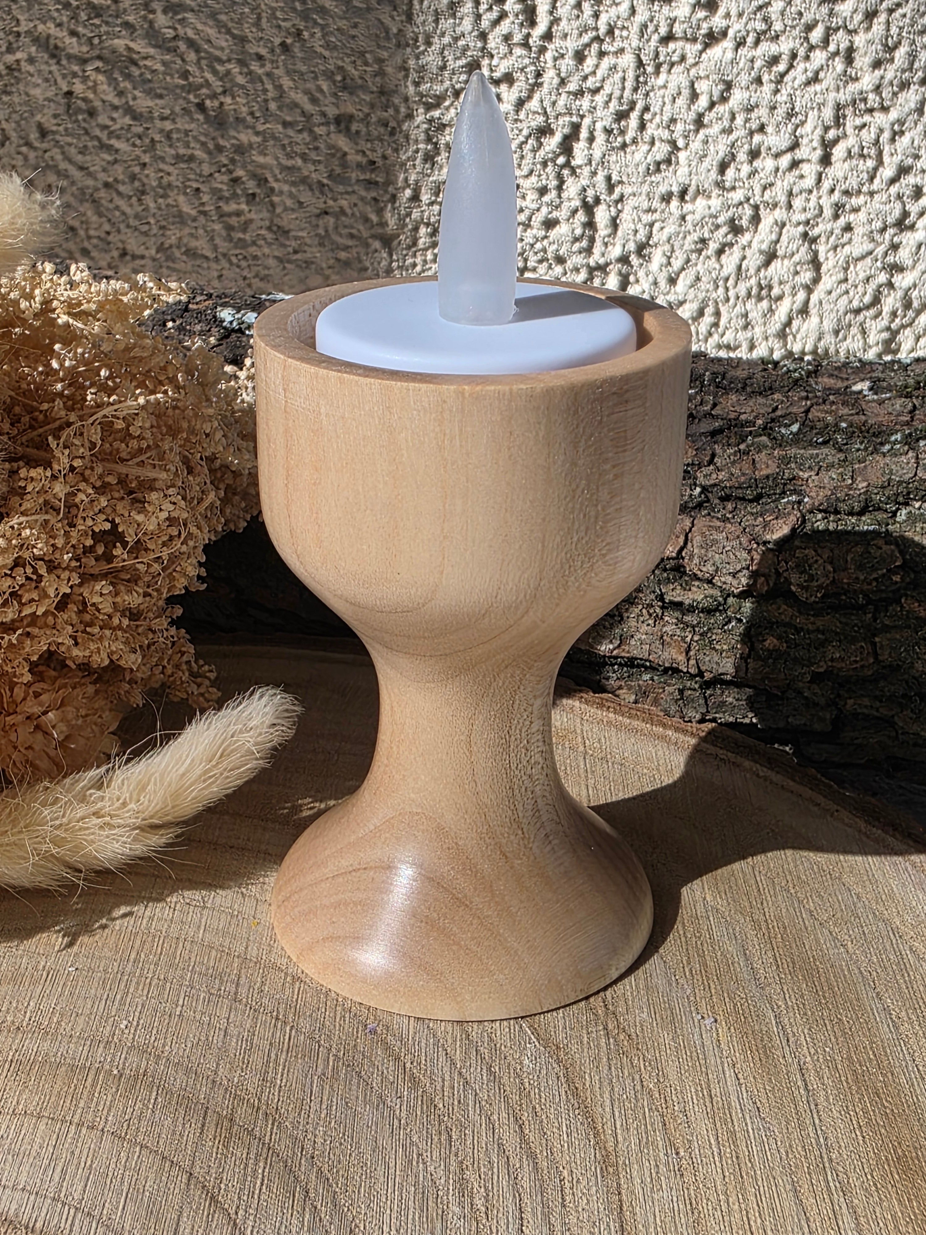 Petit bougeoir en bois tourné avec bougie LED