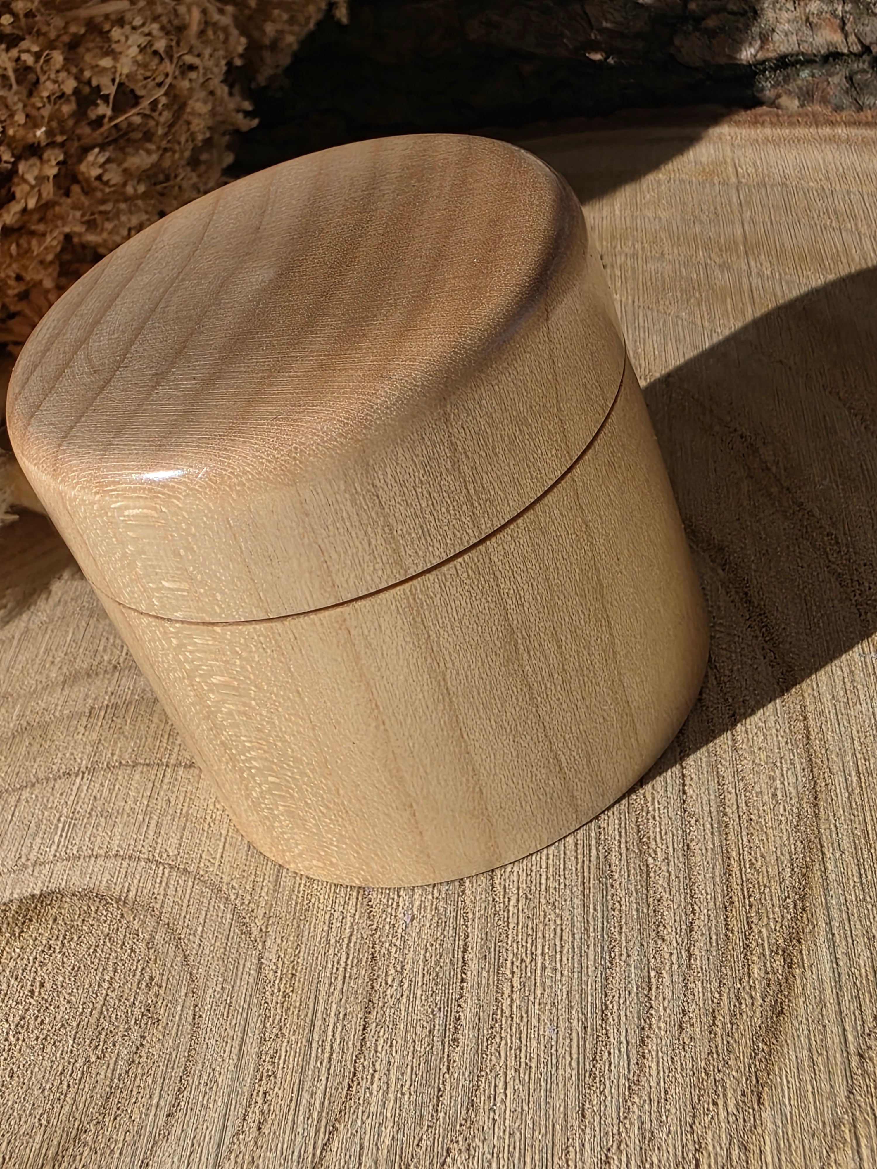 Petite boîte en bois tournée à la main