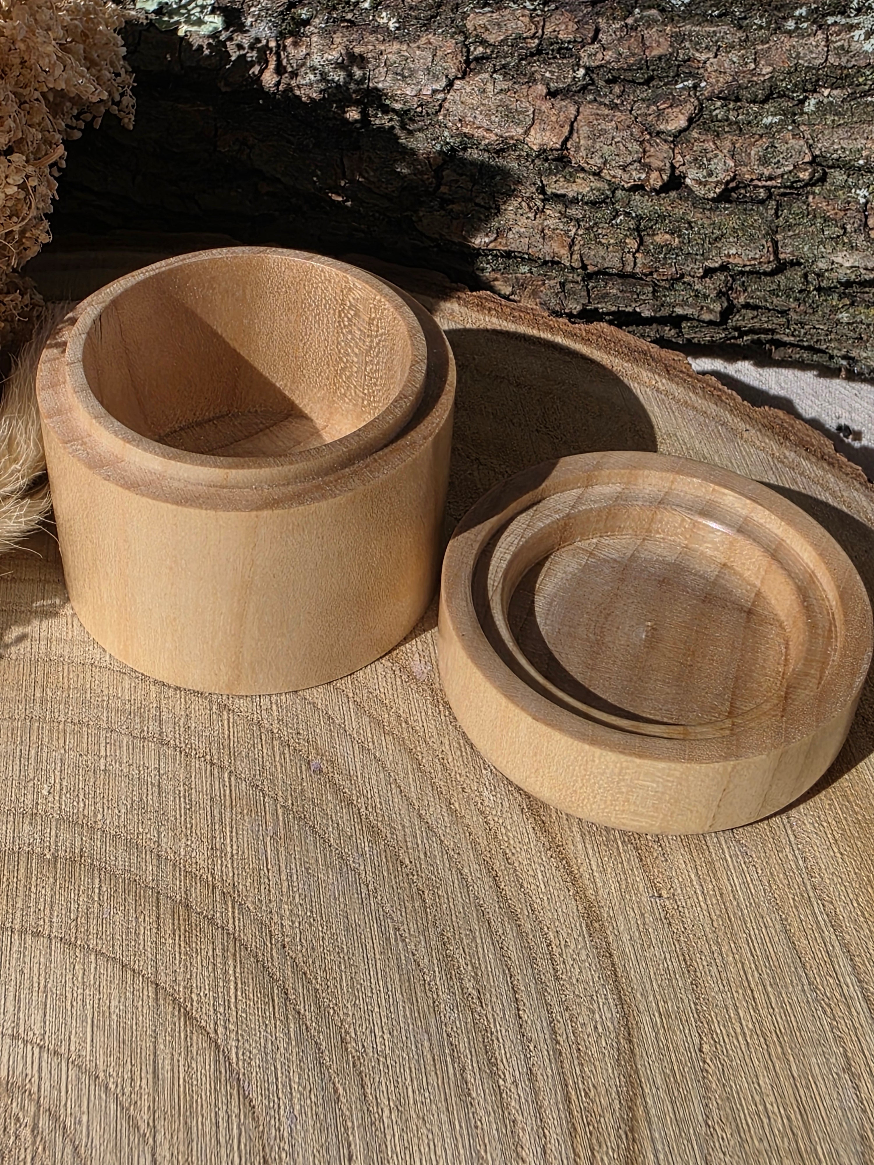 Petite boîte en bois tournée à la main