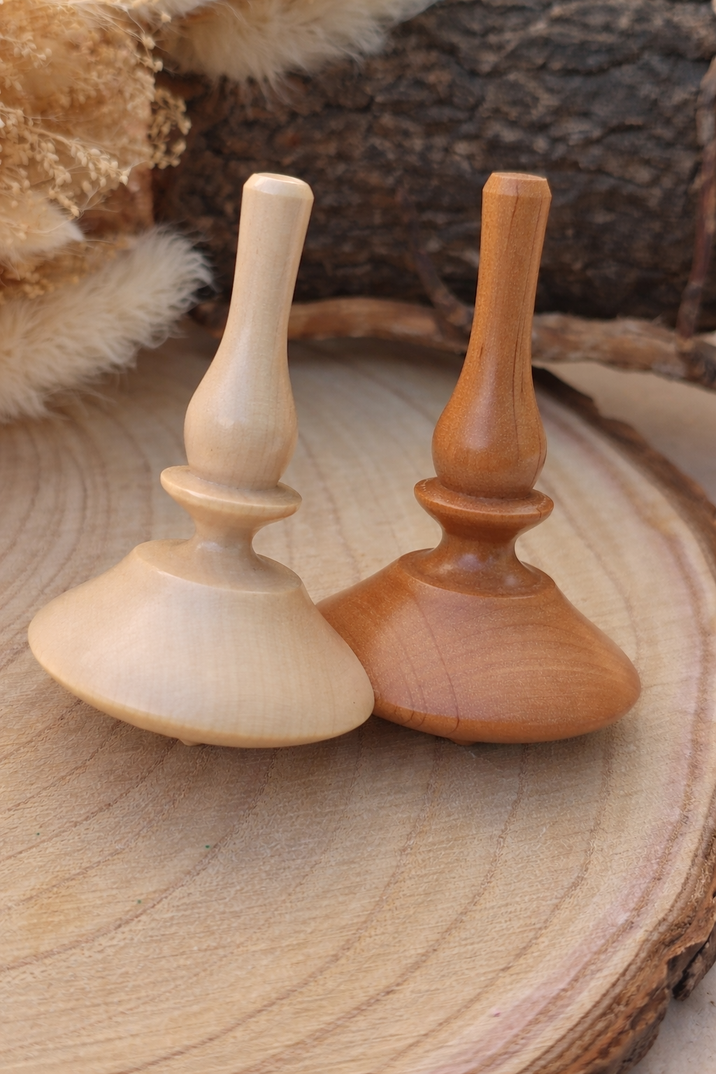 Lot de 2 toupies en bois tournées à la main