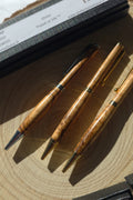 Stylo artisanal en bois d’olivier — bois gelé en 1956