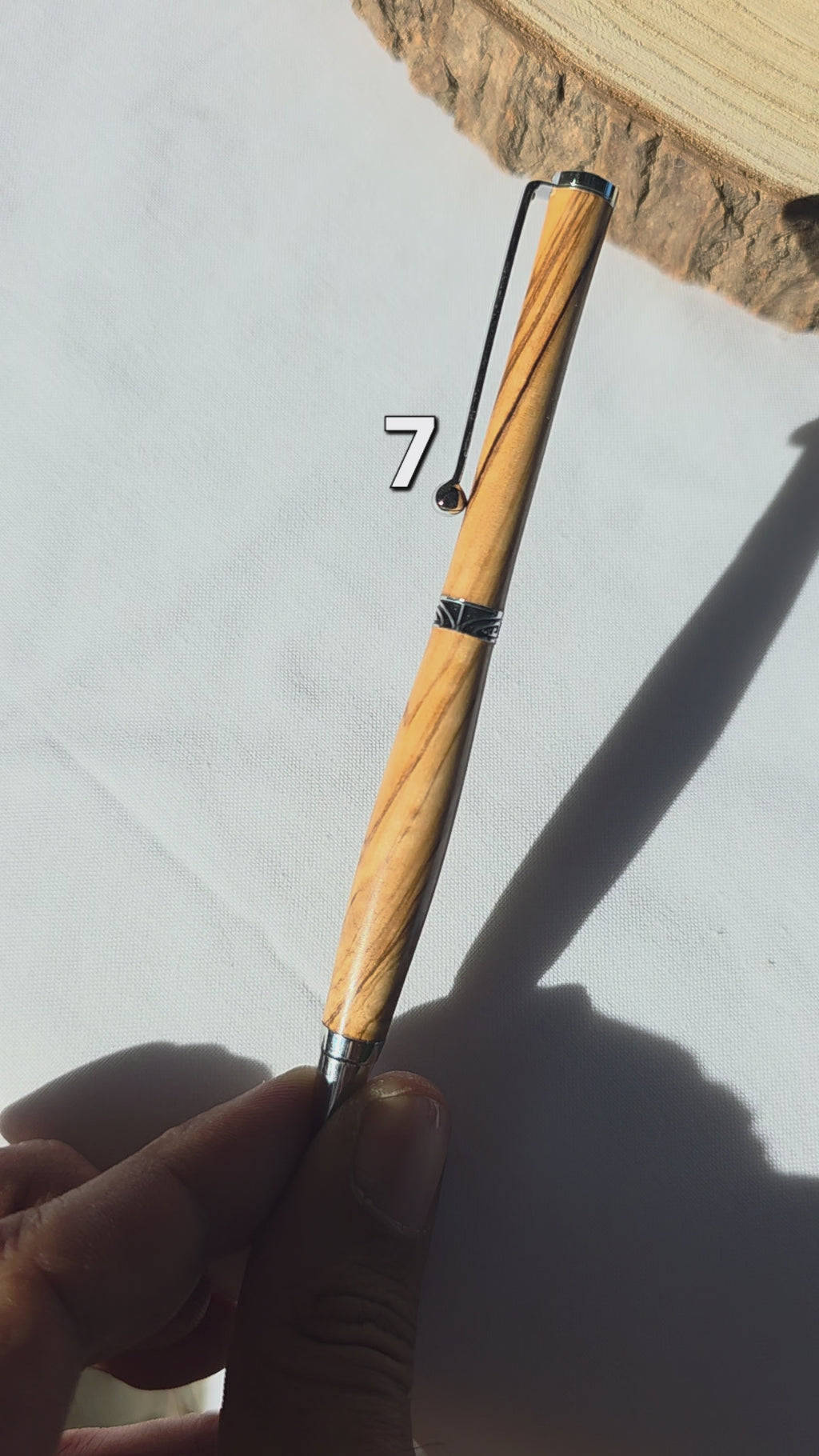 Stylo artisanal en bois d’olivier — bois gelé en 1956